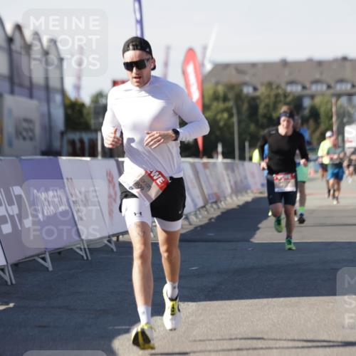 03.10.2025 - Köhlbrandbrückenlauf Jannik Wohlers http://msf.ph/oto/9103172 03.10.2025 12:57:41 Ziel 4032, 4037, 4076, 4105, 4518, 6122, 6371, 6767, 6809 meine-sportfotos.de