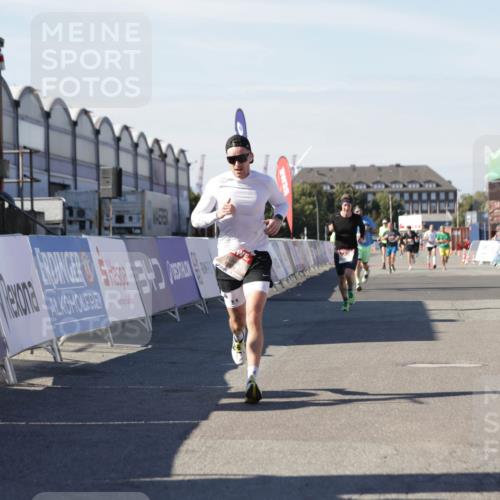 03.10.2025 - Köhlbrandbrückenlauf Jannik Wohlers http://msf.ph/oto/9103192 03.10.2025 12:57:42 Ziel 4032, 4037, 4076, 4105, 4518, 6122, 6371, 6767, 6809 meine-sportfotos.de