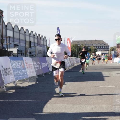 03.10.2025 - Köhlbrandbrückenlauf Jannik Wohlers http://msf.ph/oto/9103198 03.10.2025 12:57:42 Ziel 4032, 4037, 4076, 4105, 4518, 6122, 6371, 6767, 6809 meine-sportfotos.de