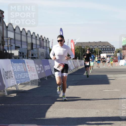 03.10.2025 - Köhlbrandbrückenlauf Jannik Wohlers http://msf.ph/oto/9103206 03.10.2025 12:57:42 Ziel 4032, 4037, 4076, 4105, 4518, 6122, 6371, 6767, 6809 meine-sportfotos.de