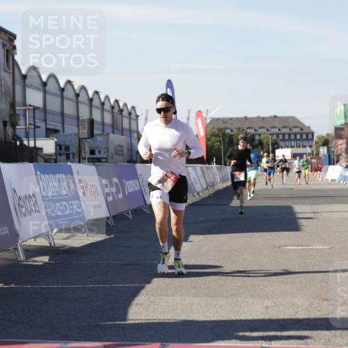 03.10.2025 - Köhlbrandbrückenlauf Jannik Wohlers http://msf.ph/oto/9103215 03.10.2025 12:57:42 Ziel 4032, 4037, 4076, 4105, 4518, 6122, 6371, 6767, 6809 meine-sportfotos.de