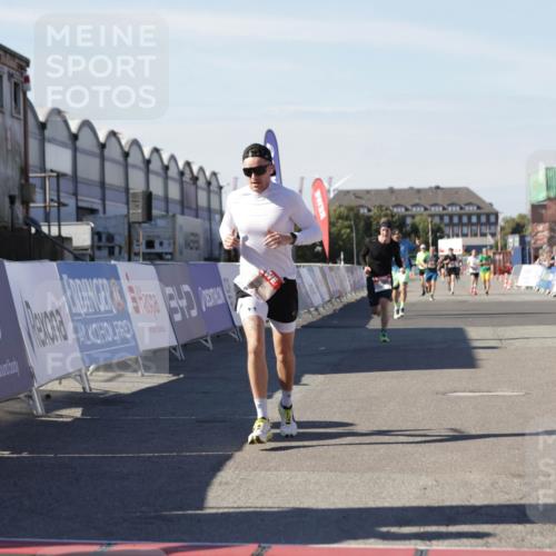 03.10.2025 - Köhlbrandbrückenlauf Jannik Wohlers http://msf.ph/oto/9103220 03.10.2025 12:57:42 Ziel 4032, 4037, 4076, 4105, 4518, 6122, 6371, 6767, 6809 meine-sportfotos.de