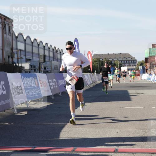 03.10.2025 - Köhlbrandbrückenlauf Jannik Wohlers http://msf.ph/oto/9103231 03.10.2025 12:57:42 Ziel 4032, 4037, 4076, 4105, 4518, 6122, 6371, 6767, 6809 meine-sportfotos.de