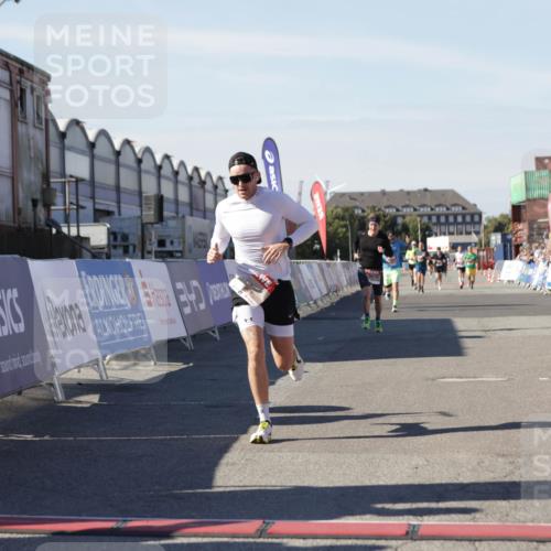 03.10.2025 - Köhlbrandbrückenlauf Jannik Wohlers http://msf.ph/oto/9103239 03.10.2025 12:57:42 Ziel 4032, 4037, 4076, 4105, 4518, 6122, 6371, 6767, 6809 meine-sportfotos.de