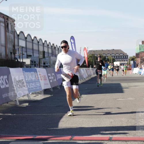 03.10.2025 - Köhlbrandbrückenlauf Jannik Wohlers http://msf.ph/oto/9103247 03.10.2025 12:57:42 Ziel 4032, 4037, 4076, 4105, 4518, 6122, 6371, 6767, 6809 meine-sportfotos.de
