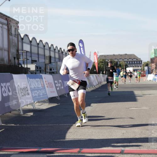 03.10.2025 - Köhlbrandbrückenlauf Jannik Wohlers http://msf.ph/oto/9103252 03.10.2025 12:57:42 Ziel 4032, 4037, 4076, 4105, 4518, 6122, 6371, 6767, 6809 meine-sportfotos.de