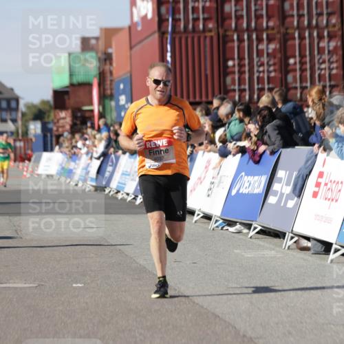 03.10.2025 - Köhlbrandbrückenlauf Jannik Wohlers http://msf.ph/oto/9103259 03.10.2025 12:57:43 Ziel 4032, 4037, 4076, 4105, 5960, 6122, 6371, 6767, 6809 meine-sportfotos.de