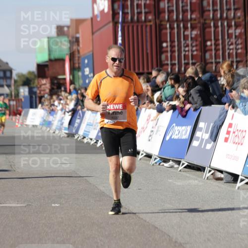 03.10.2025 - Köhlbrandbrückenlauf Jannik Wohlers http://msf.ph/oto/9103264 03.10.2025 12:57:43 Ziel 4032, 4037, 4076, 4105, 5960, 6122, 6371, 6767, 6809 meine-sportfotos.de
