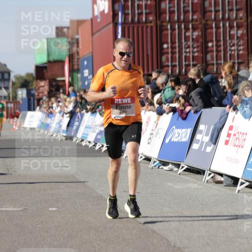 03.10.2025 - Köhlbrandbrückenlauf Jannik Wohlers http://msf.ph/oto/9103278 03.10.2025 12:57:43 Ziel 4032, 4037, 4076, 4105, 5960, 6122, 6371, 6767, 6809 meine-sportfotos.de