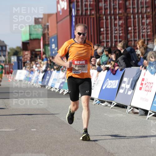 03.10.2025 - Köhlbrandbrückenlauf Jannik Wohlers http://msf.ph/oto/9103295 03.10.2025 12:57:44 Ziel 4032, 4037, 4076, 4105, 5960, 6122, 6371, 6809 meine-sportfotos.de