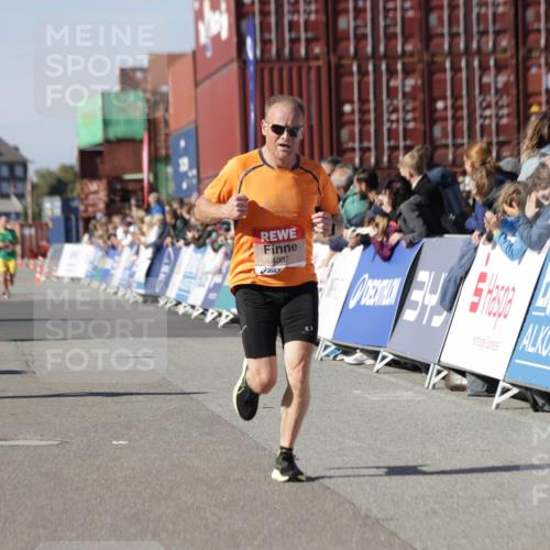 03.10.2025 - Köhlbrandbrückenlauf Jannik Wohlers http://msf.ph/oto/9103303 03.10.2025 12:57:44 Ziel 4032, 4037, 4076, 4105, 5960, 6122, 6371, 6809 meine-sportfotos.de