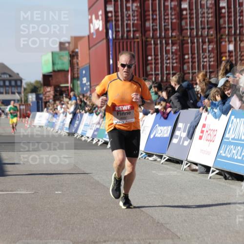 03.10.2025 - Köhlbrandbrückenlauf Jannik Wohlers http://msf.ph/oto/9103310 03.10.2025 12:57:44 Ziel 4032, 4037, 4076, 4105, 5960, 6122, 6371, 6809 meine-sportfotos.de