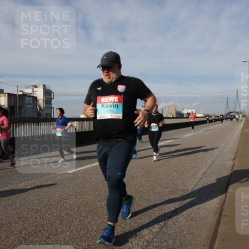 03.10.2025 - Köhlbrandbrückenlauf Lena Gebhardt http://msf.ph/oto/9103316 03.10.2025 10:12:11 Position 2 2475 meine-sportfotos.de