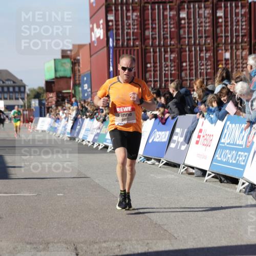 03.10.2025 - Köhlbrandbrückenlauf Jannik Wohlers http://msf.ph/oto/9103317 03.10.2025 12:57:44 Ziel 4032, 4037, 4076, 4105, 5960, 6122, 6371, 6809 meine-sportfotos.de