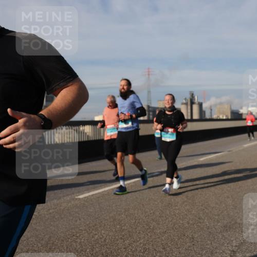 03.10.2025 - Köhlbrandbrückenlauf Lena Gebhardt http://msf.ph/oto/9103336 03.10.2025 10:12:12 Position 2 2475 meine-sportfotos.de