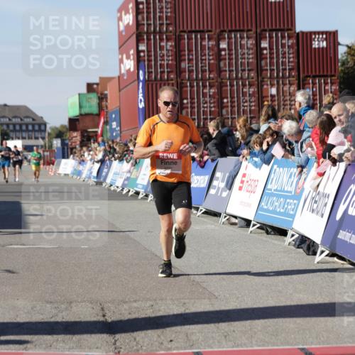 03.10.2025 - Köhlbrandbrückenlauf Jannik Wohlers http://msf.ph/oto/9103351 03.10.2025 12:57:44 Ziel 4032, 4037, 4076, 4105, 5960, 6122, 6371, 6809 meine-sportfotos.de