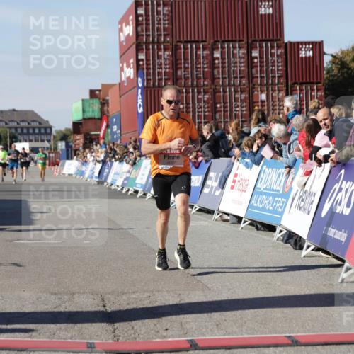 03.10.2025 - Köhlbrandbrückenlauf Jannik Wohlers http://msf.ph/oto/9103358 03.10.2025 12:57:44 Ziel 4032, 4037, 4076, 4105, 5960, 6122, 6371, 6809 meine-sportfotos.de