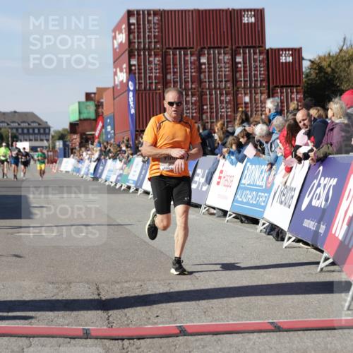 03.10.2025 - Köhlbrandbrückenlauf Jannik Wohlers http://msf.ph/oto/9103381 03.10.2025 12:57:44 Ziel 4032, 4037, 4076, 4105, 5960, 6122, 6371, 6809 meine-sportfotos.de