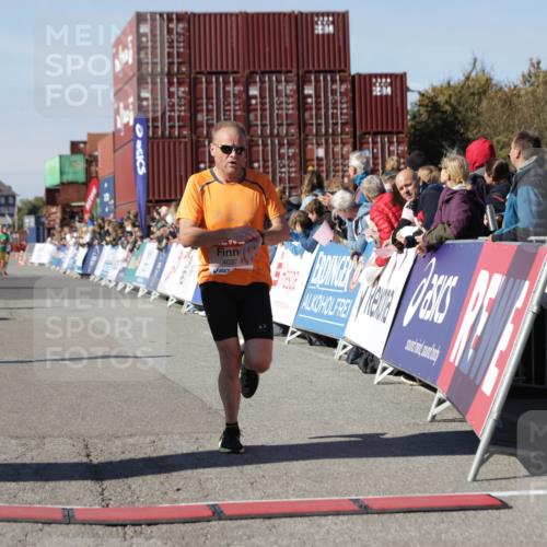 03.10.2025 - Köhlbrandbrückenlauf Jannik Wohlers http://msf.ph/oto/9103434 03.10.2025 12:57:45 Ziel 4032, 4037, 4076, 4105, 5669, 5960, 6122, 6371, 6809 meine-sportfotos.de