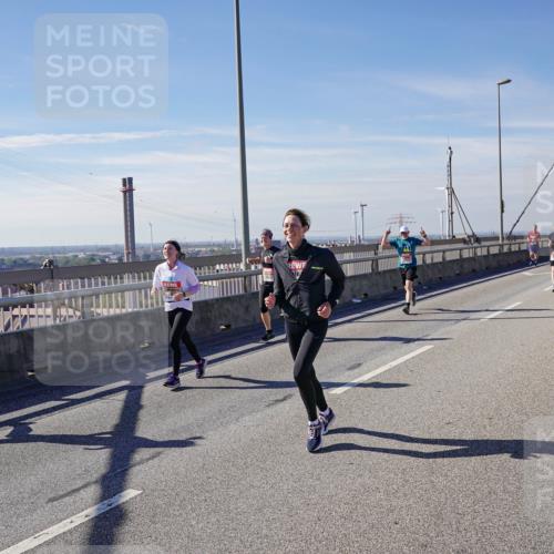 03.10.2025 - Köhlbrandbrückenlauf Michael Burmester http://msf.ph/oto/9103439 03.10.2025 12:47:57 Position 2 1111 meine-sportfotos.de