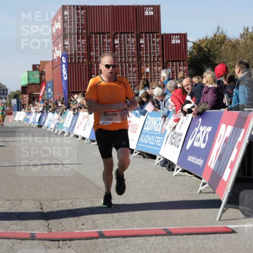 03.10.2025 - Köhlbrandbrückenlauf Jannik Wohlers http://msf.ph/oto/9103441 03.10.2025 12:57:45 Ziel 4032, 4037, 4076, 4105, 5669, 5960, 6122, 6371, 6809 meine-sportfotos.de