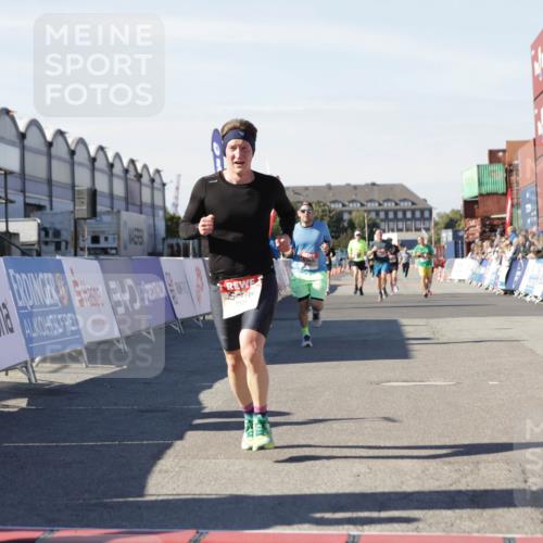 03.10.2025 - Köhlbrandbrückenlauf Jannik Wohlers http://msf.ph/oto/9103469 03.10.2025 12:57:46 Ziel 4032, 4037, 4076, 5669, 5960, 6371, 6809 meine-sportfotos.de