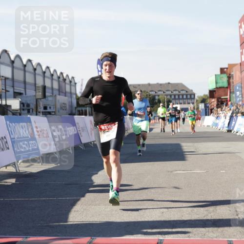 03.10.2025 - Köhlbrandbrückenlauf Jannik Wohlers http://msf.ph/oto/9103477 03.10.2025 12:57:46 Ziel 4032, 4037, 4076, 5669, 5960, 6371, 6809 meine-sportfotos.de