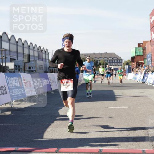 03.10.2025 - Köhlbrandbrückenlauf Jannik Wohlers http://msf.ph/oto/9103487 03.10.2025 12:57:46 Ziel 4032, 4037, 4076, 5669, 5960, 6371, 6809 meine-sportfotos.de