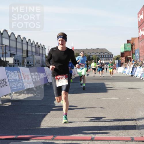 03.10.2025 - Köhlbrandbrückenlauf Jannik Wohlers http://msf.ph/oto/9103494 03.10.2025 12:57:46 Ziel 4032, 4037, 4076, 5669, 5960, 6371, 6809 meine-sportfotos.de