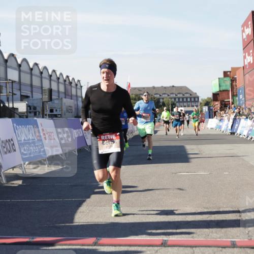 03.10.2025 - Köhlbrandbrückenlauf Jannik Wohlers http://msf.ph/oto/9103503 03.10.2025 12:57:46 Ziel 4032, 4037, 4076, 5669, 5960, 6371, 6809 meine-sportfotos.de