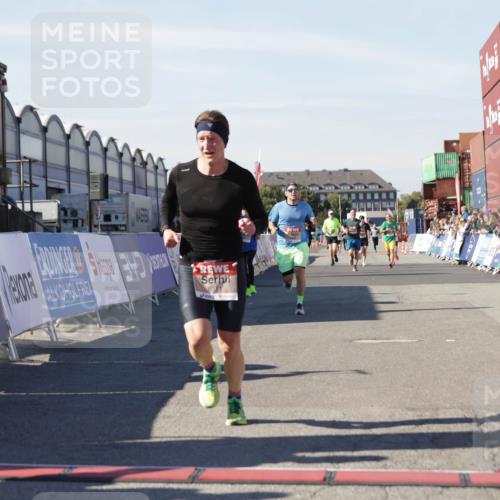 03.10.2025 - Köhlbrandbrückenlauf Jannik Wohlers http://msf.ph/oto/9103509 03.10.2025 12:57:46 Ziel 4032, 4037, 4076, 5669, 5960, 6371, 6809 meine-sportfotos.de