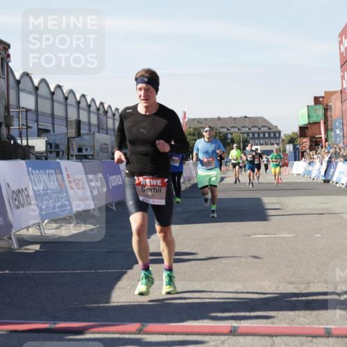 03.10.2025 - Köhlbrandbrückenlauf Jannik Wohlers http://msf.ph/oto/9103515 03.10.2025 12:57:46 Ziel 4032, 4037, 4076, 5669, 5960, 6371, 6809 meine-sportfotos.de