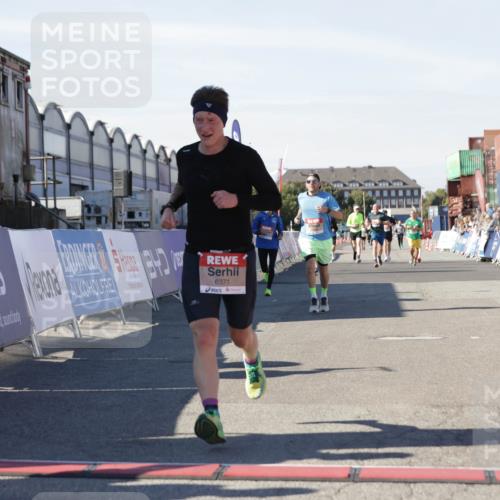 03.10.2025 - Köhlbrandbrückenlauf Jannik Wohlers http://msf.ph/oto/9103529 03.10.2025 12:57:47 Ziel 4032, 4037, 4076, 5669, 5960, 6371, 6809 meine-sportfotos.de