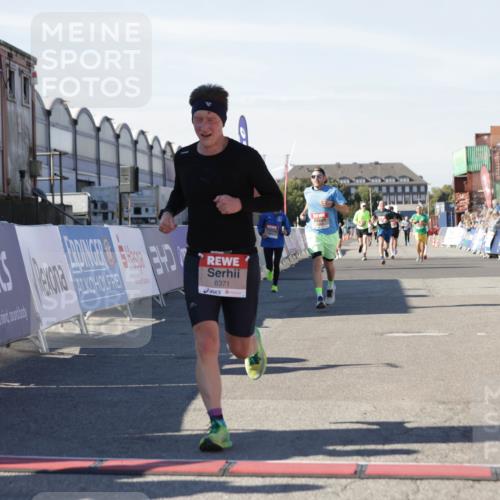 03.10.2025 - Köhlbrandbrückenlauf Jannik Wohlers http://msf.ph/oto/9103538 03.10.2025 12:57:47 Ziel 4032, 4037, 4076, 5669, 5960, 6371, 6809 meine-sportfotos.de