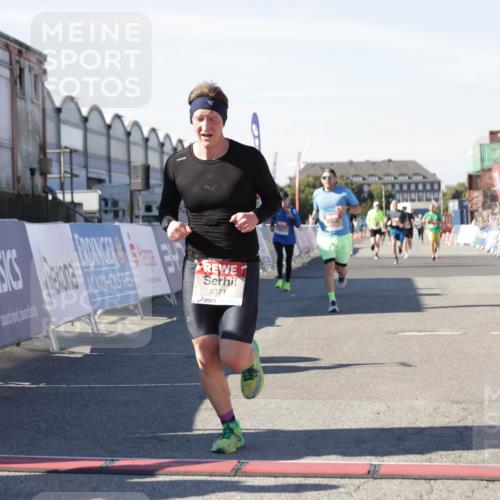 03.10.2025 - Köhlbrandbrückenlauf Jannik Wohlers http://msf.ph/oto/9103553 03.10.2025 12:57:47 Ziel 4032, 4037, 4076, 5669, 5960, 6371, 6809 meine-sportfotos.de