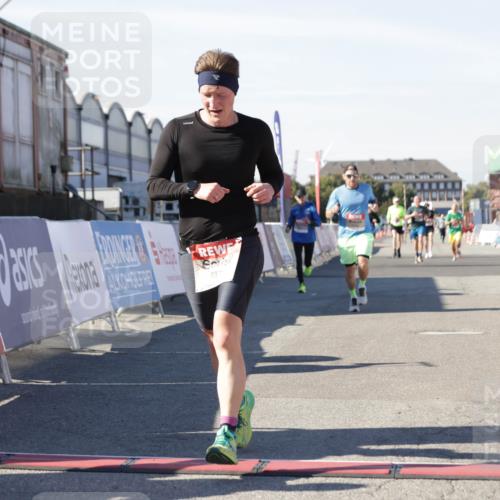 03.10.2025 - Köhlbrandbrückenlauf Jannik Wohlers http://msf.ph/oto/9103581 03.10.2025 12:57:47 Ziel 4032, 4037, 4076, 5669, 5960, 6371, 6809 meine-sportfotos.de