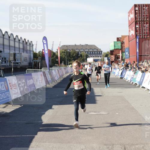 03.10.2025 - Köhlbrandbrückenlauf Jannik Wohlers http://msf.ph/oto/9103627 03.10.2025 12:58:03 Ziel 4046, 4102, 4234, 4654, 5961, 6518, 6519, 6520, 6715 meine-sportfotos.de