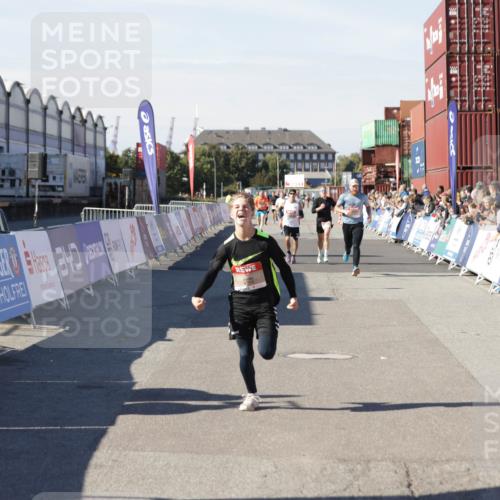 03.10.2025 - Köhlbrandbrückenlauf Jannik Wohlers http://msf.ph/oto/9103644 03.10.2025 12:58:03 Ziel 4046, 4102, 4234, 4654, 5961, 6518, 6519, 6520, 6715 meine-sportfotos.de