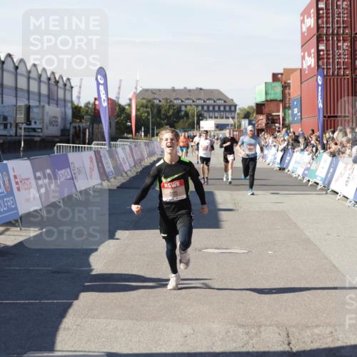 03.10.2025 - Köhlbrandbrückenlauf Jannik Wohlers http://msf.ph/oto/9103650 03.10.2025 12:58:03 Ziel 4046, 4102, 4234, 4654, 5961, 6518, 6519, 6520, 6715 meine-sportfotos.de