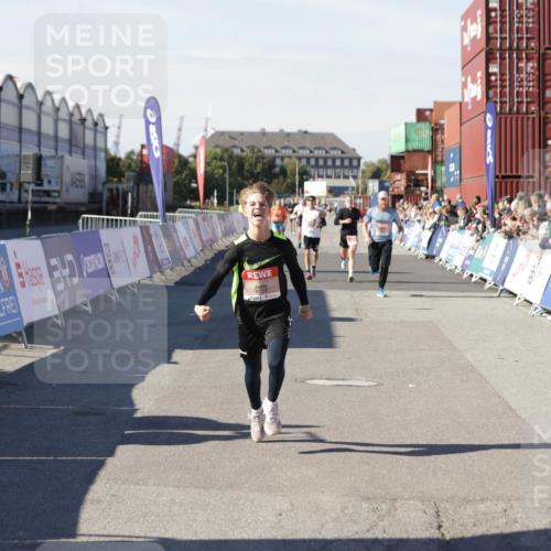 03.10.2025 - Köhlbrandbrückenlauf Jannik Wohlers http://msf.ph/oto/9103658 03.10.2025 12:58:03 Ziel 4046, 4102, 4234, 4654, 5961, 6518, 6519, 6520, 6715 meine-sportfotos.de