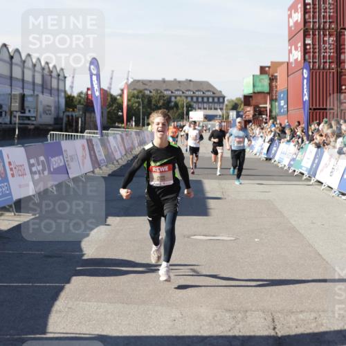 03.10.2025 - Köhlbrandbrückenlauf Jannik Wohlers http://msf.ph/oto/9103670 03.10.2025 12:58:03 Ziel 4046, 4102, 4234, 4654, 5961, 6518, 6519, 6520, 6715 meine-sportfotos.de