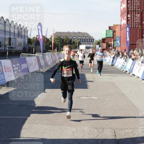 03.10.2025 - Köhlbrandbrückenlauf Jannik Wohlers http://msf.ph/oto/9103677 03.10.2025 12:58:03 Ziel 4046, 4102, 4234, 4654, 5961, 6518, 6519, 6520, 6715 meine-sportfotos.de