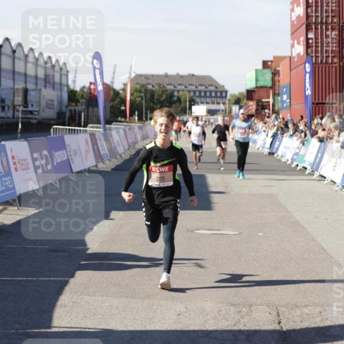 03.10.2025 - Köhlbrandbrückenlauf Jannik Wohlers http://msf.ph/oto/9103684 03.10.2025 12:58:03 Ziel 4046, 4102, 4234, 4654, 5961, 6518, 6519, 6520, 6715 meine-sportfotos.de
