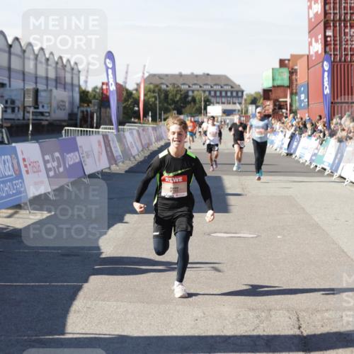 03.10.2025 - Köhlbrandbrückenlauf Jannik Wohlers http://msf.ph/oto/9103691 03.10.2025 12:58:03 Ziel 4046, 4102, 4234, 4654, 5961, 6518, 6519, 6520, 6715 meine-sportfotos.de