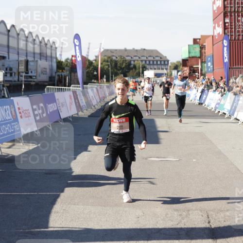 03.10.2025 - Köhlbrandbrückenlauf Jannik Wohlers http://msf.ph/oto/9103698 03.10.2025 12:58:03 Ziel 4046, 4102, 4234, 4654, 5961, 6518, 6519, 6520, 6715 meine-sportfotos.de