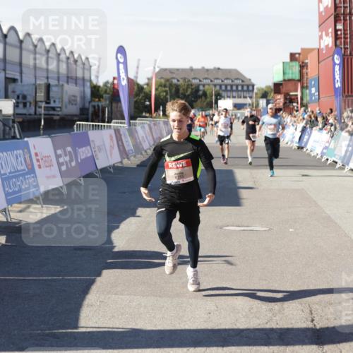 03.10.2025 - Köhlbrandbrückenlauf Jannik Wohlers http://msf.ph/oto/9103706 03.10.2025 12:58:03 Ziel 4046, 4102, 4234, 4654, 5961, 6518, 6519, 6520, 6715 meine-sportfotos.de
