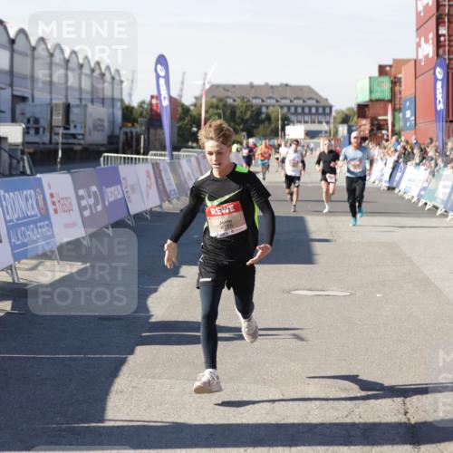 03.10.2025 - Köhlbrandbrückenlauf Jannik Wohlers http://msf.ph/oto/9103720 03.10.2025 12:58:04 Ziel 4046, 4102, 4234, 4248, 4654, 5961, 6518, 6519, 6520, 6715, 6718 meine-sportfotos.de
