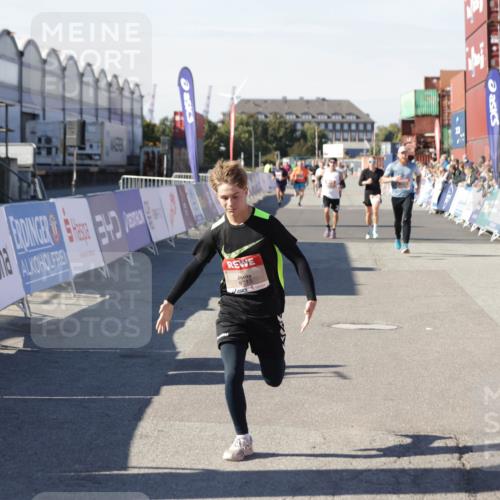 03.10.2025 - Köhlbrandbrückenlauf Jannik Wohlers http://msf.ph/oto/9103736 03.10.2025 12:58:04 Ziel 4046, 4102, 4234, 4248, 4654, 5961, 6518, 6519, 6520, 6715, 6718 meine-sportfotos.de