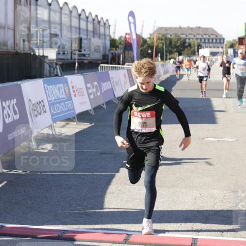 03.10.2025 - Köhlbrandbrückenlauf Jannik Wohlers http://msf.ph/oto/9103778 03.10.2025 12:58:04 Ziel 4046, 4102, 4234, 4248, 4654, 5961, 6518, 6519, 6520, 6715, 6718 meine-sportfotos.de