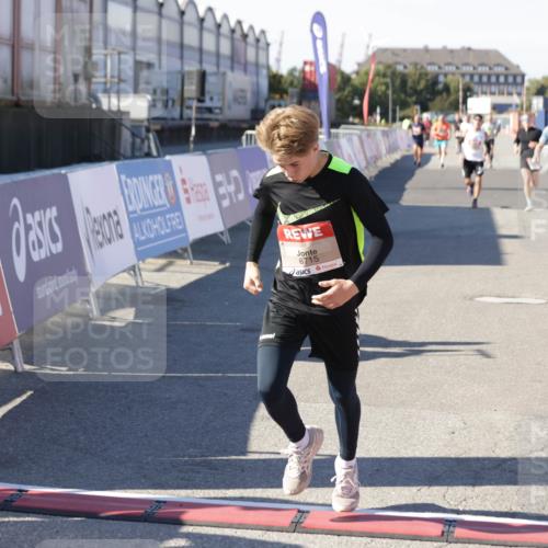 03.10.2025 - Köhlbrandbrückenlauf Jannik Wohlers http://msf.ph/oto/9103802 03.10.2025 12:58:04 Ziel 4046, 4102, 4234, 4248, 4654, 5961, 6518, 6519, 6520, 6715, 6718 meine-sportfotos.de